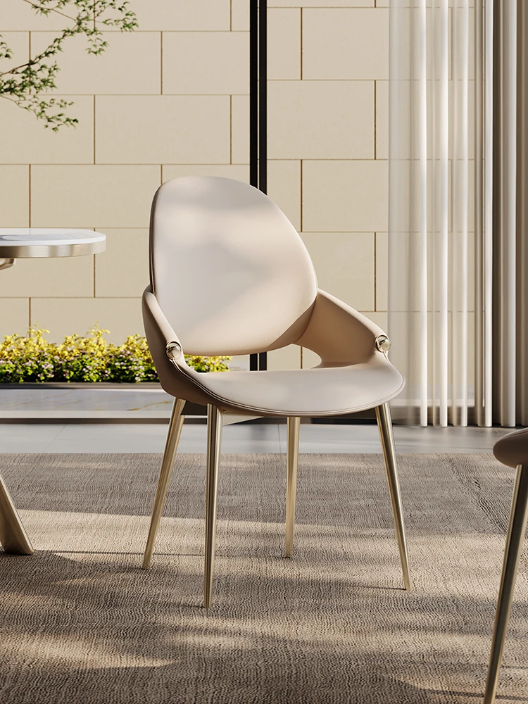 Jedálenské stoličky sú ľahké a luxusné, s pocitom luxusu. Moderný, minimalistický, a high-end stoličky pre použitie v domácnosti0